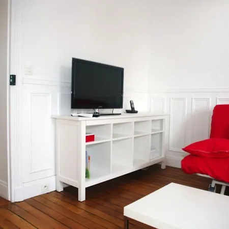 De La Condamine - 4 Adults Apartman