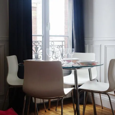 De La Condamine - 4 Adults Apartman *